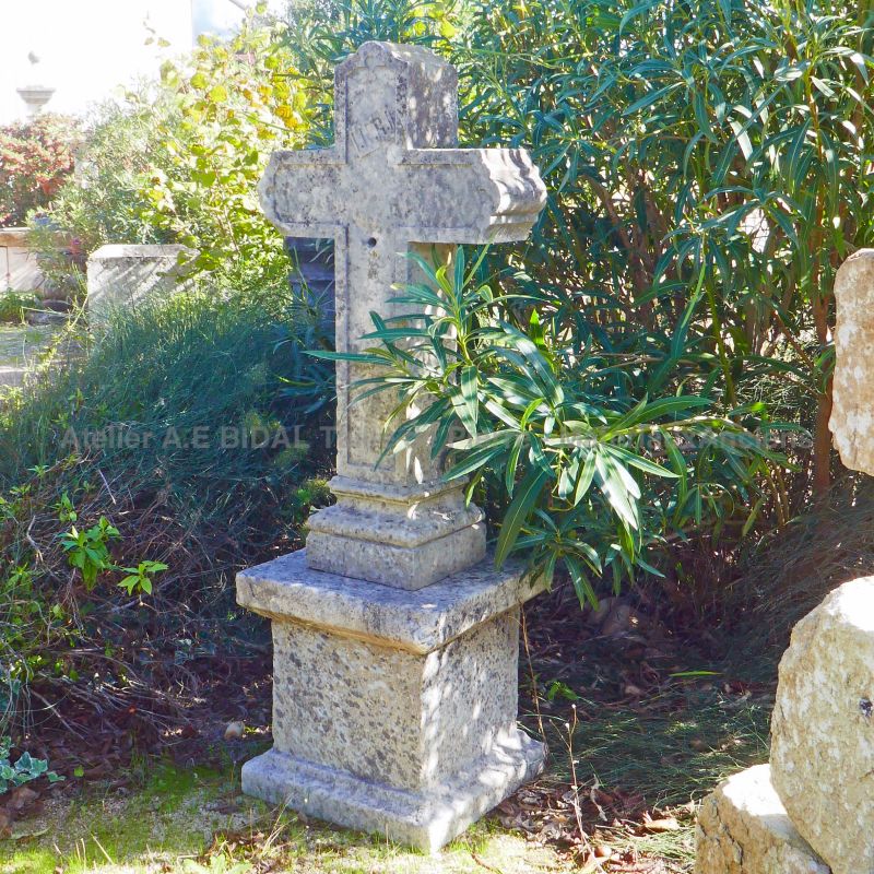 Croix chrétienne en pierre en vente en Provence chez Alain BIDAL