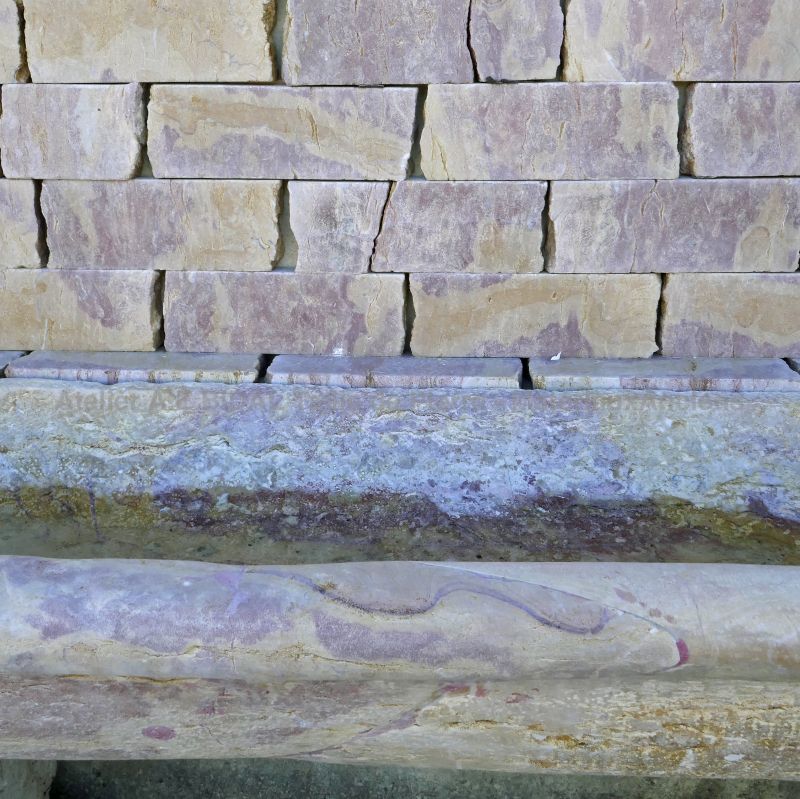 Mobilier de cuisine pour extérieur en pierre : Ancien évier par l'Atelier Alain BIDAL (Provence)