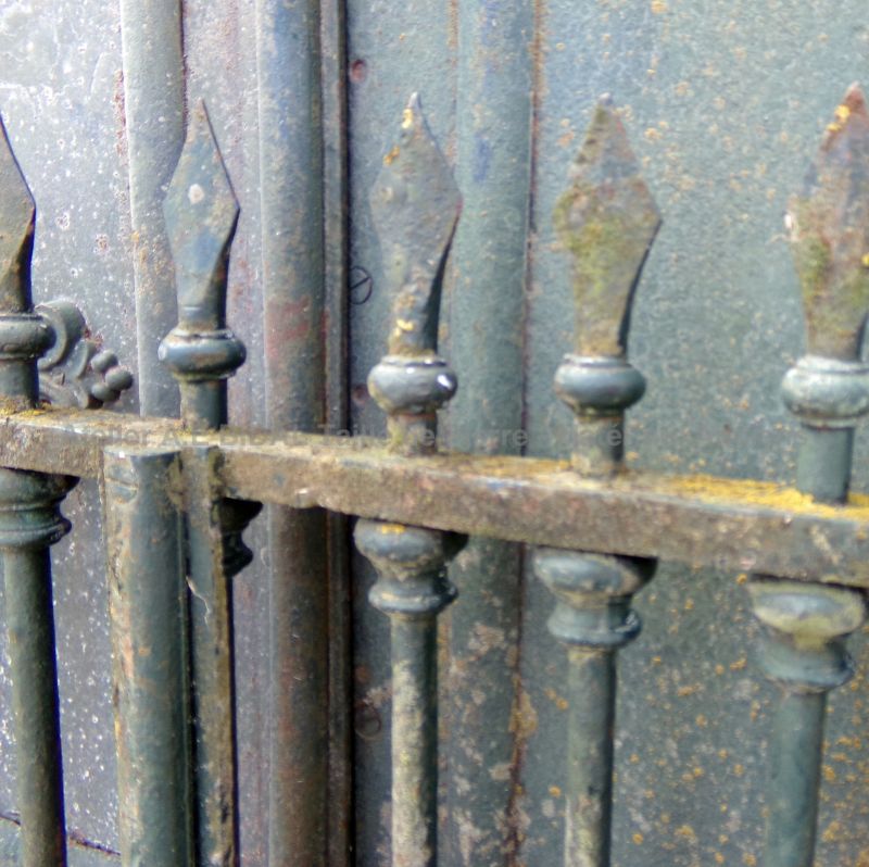 Portail ancien à deux battants en fer forgé - beau portail ancien en fer forgé coloré en vert