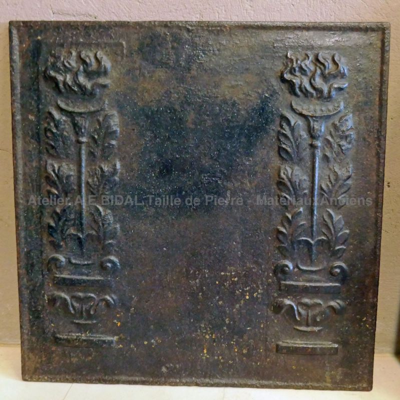 Plaque foyère en fonte pour cheminée : ancienne petite plaque en fonte