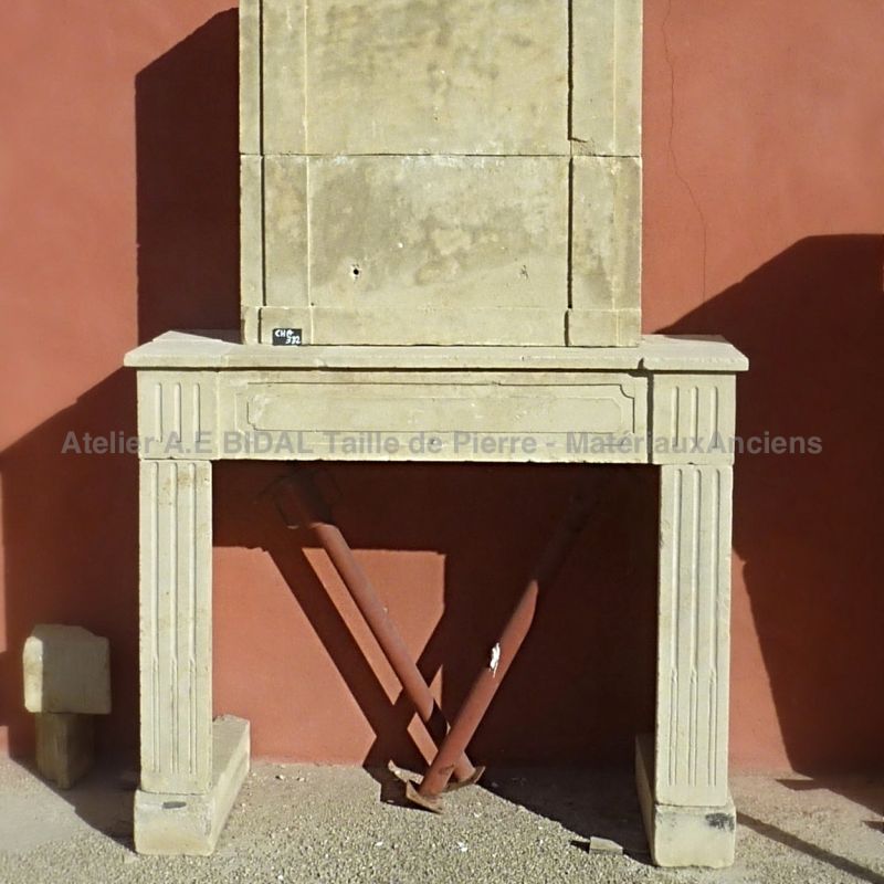 Décoration géométrique sur notre cheminée à trumeau en pierre véritable.