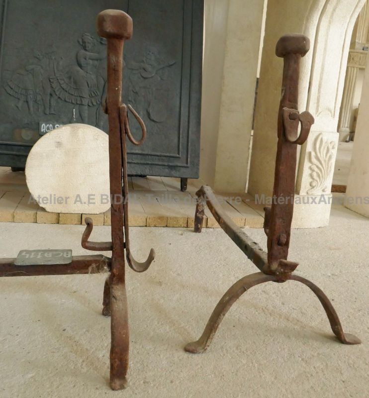 Paire de chenets anciens pour cheminée en fer forgé par Atelier Alain BIDAL