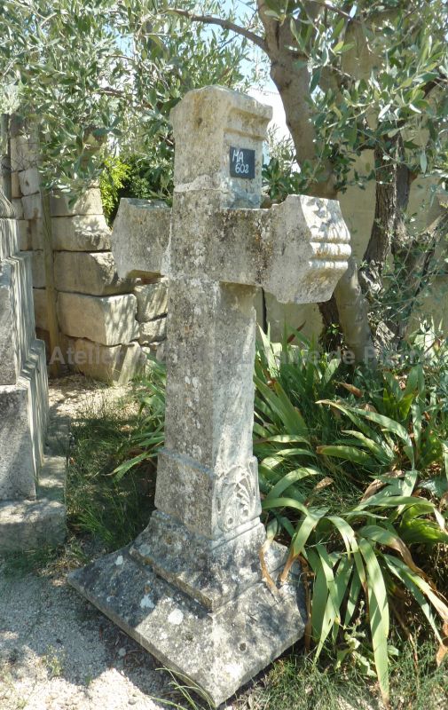 Croix ancienne en pierre ** VENDUE