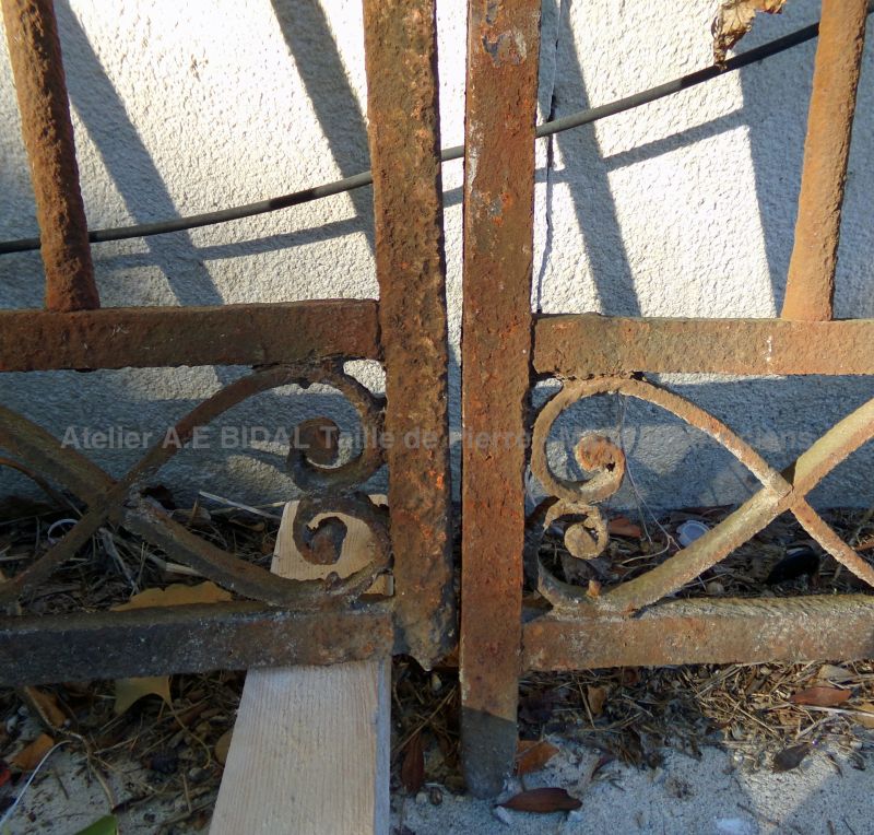 Small-size reclaimed double-door garden gate by Atelier Alain BIDAL (Provence)