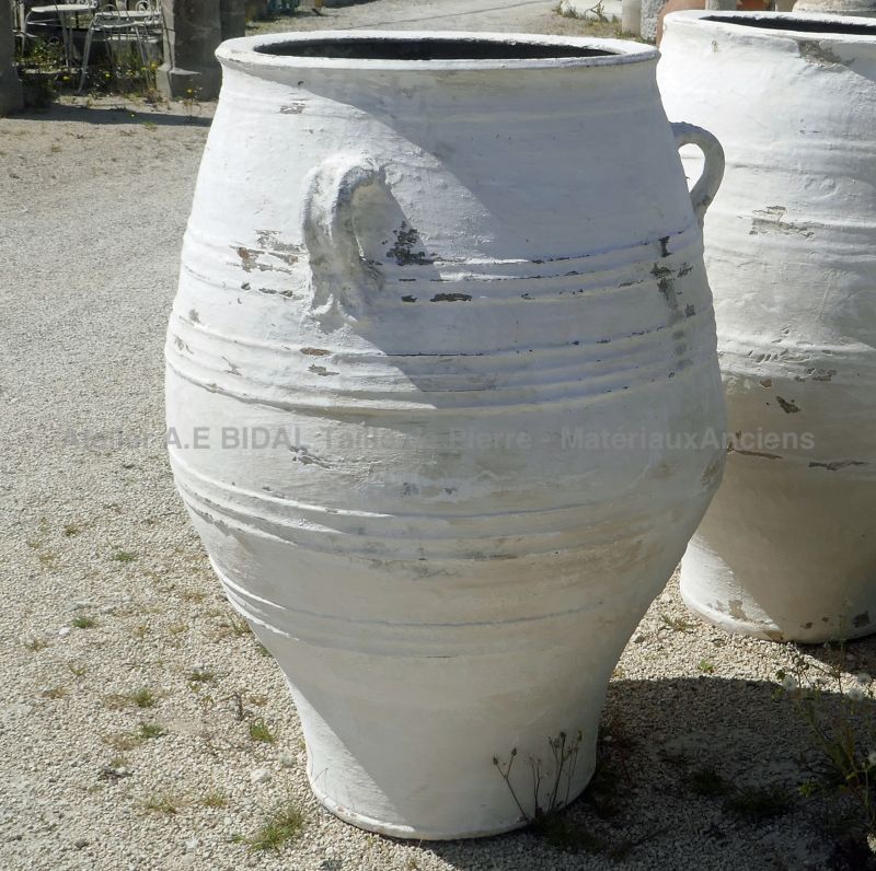 Ancienne grosse jarre en terre cuite blanche par Les Matériaux Anciens en Provence Alain BIDAL