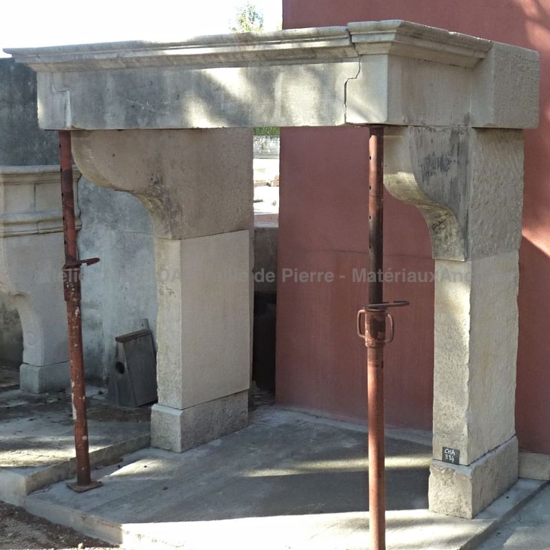 Cheminée Louis xiii en pierre de Sorcy - cheminée ancienne en vieille pierre calcaire.