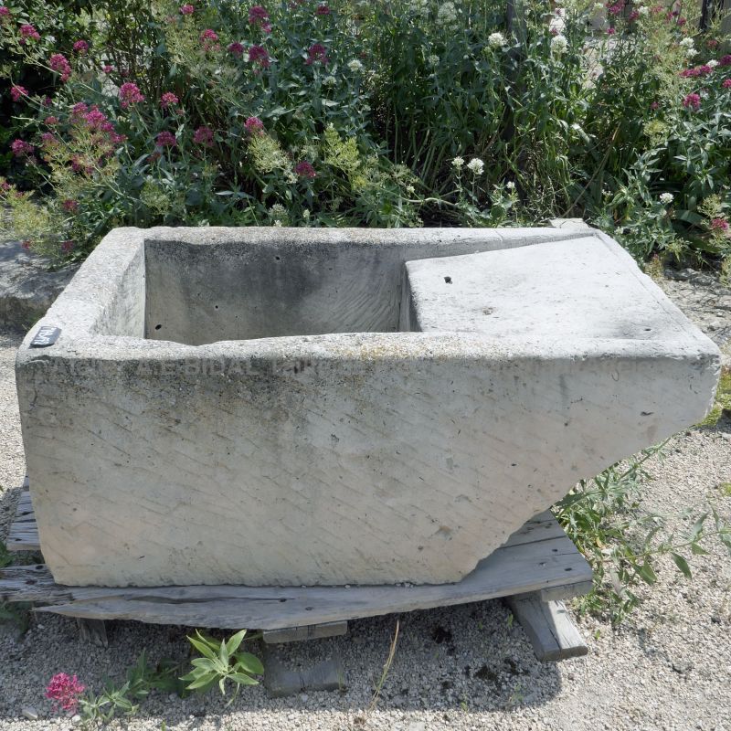 Petit lavoir ancien en pierre par Alain Bidal matériaux anciens en provence.