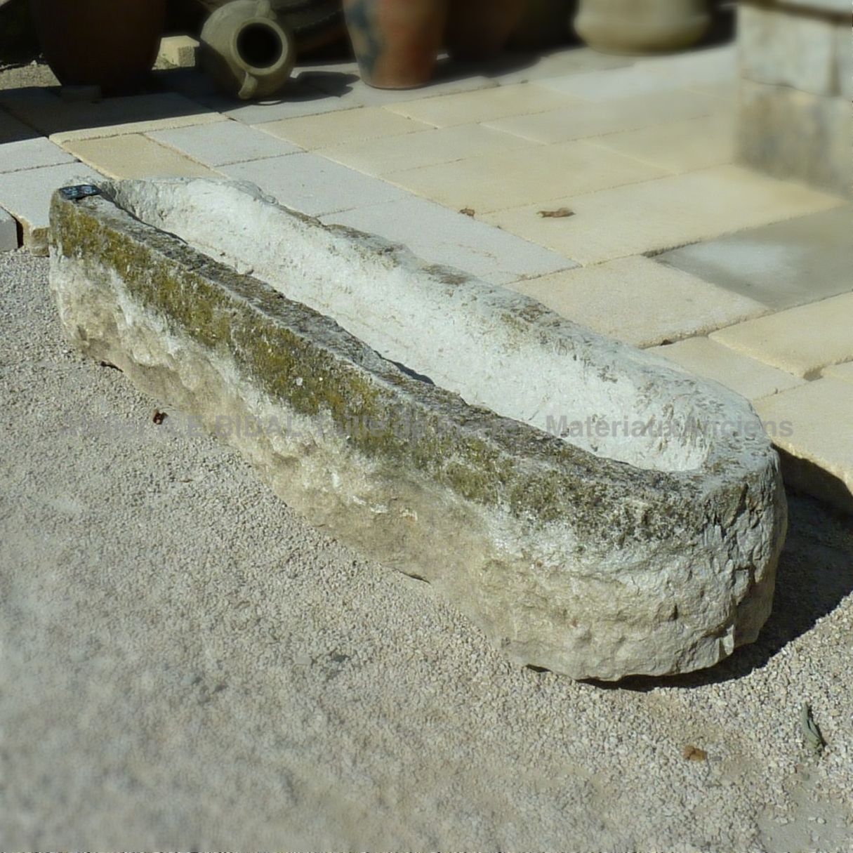 Les Mémoires d'Adrien vous propose un grand choix de bacs et auges en pierre ancienne.