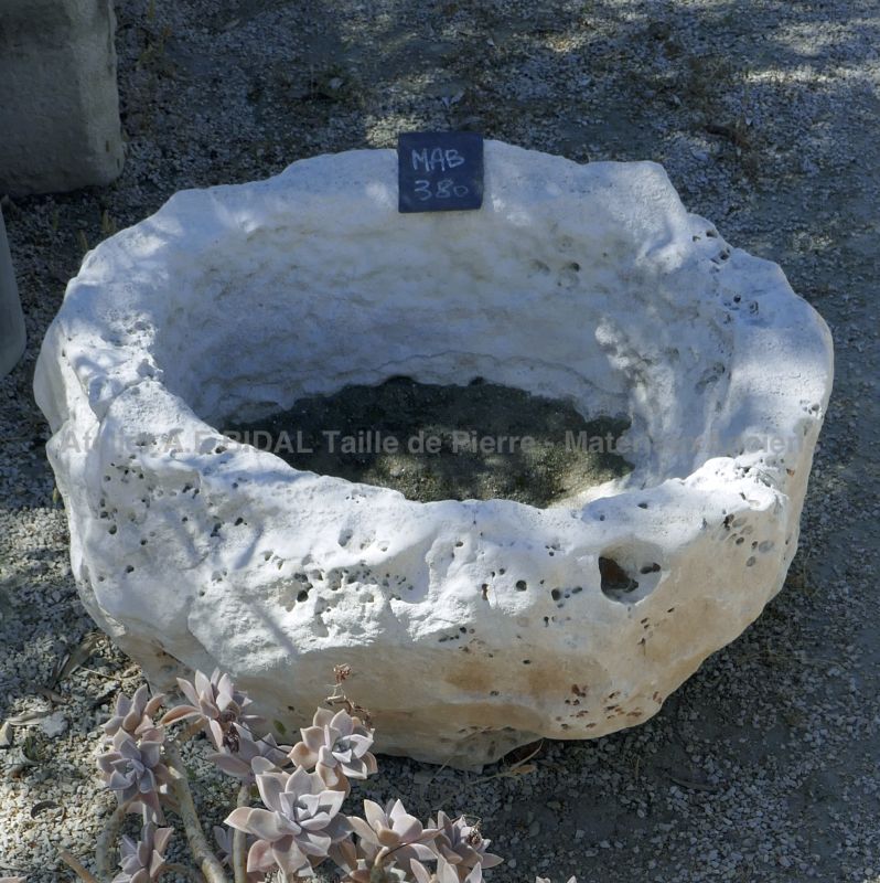 Original petit bac ancien en pierre - Bac en pierre pour jardinière rustique et robuste en vente en Provence chez Alain BIDAL.