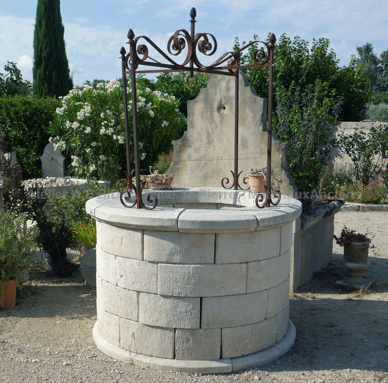 Stone well for the decoration of the garden on sale at Atelier Alain BIDAL in Provence.