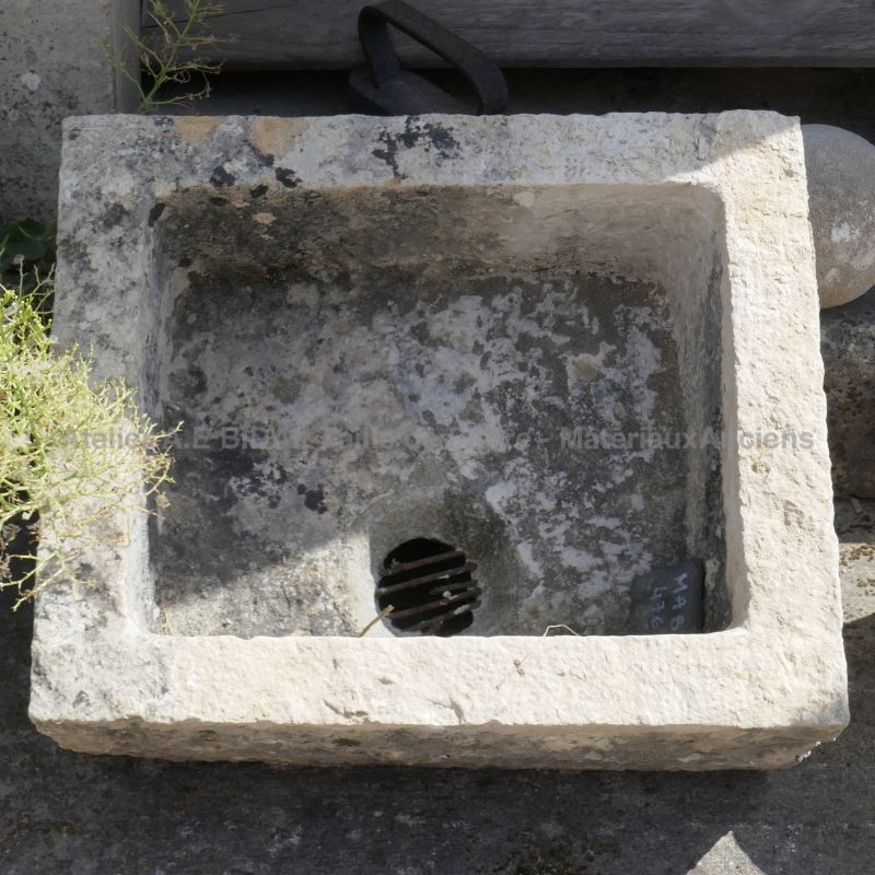 Ancien bac de petite taille et de forme cubique en pierre patinée ** VENDU