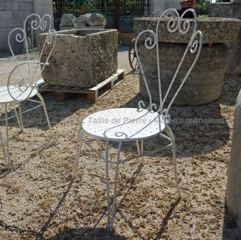 Chaise ancienne en fer forgé laqué blanc - mobilier de jardin vintage par Alain BIDAL