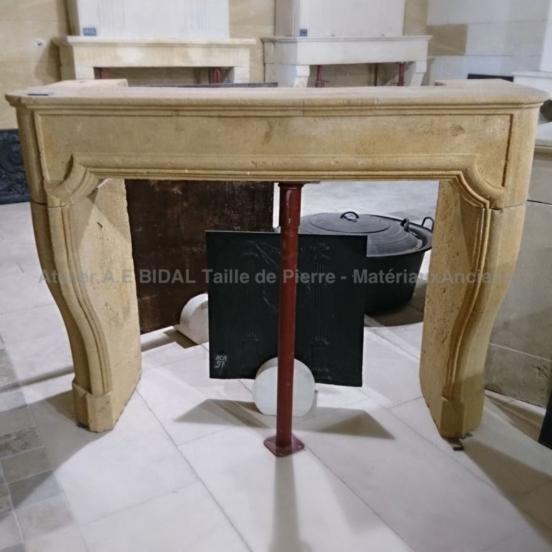 Cheminée Louis 14 - une cheminée ancienne en pierre issue d'un presbytère de la région de Beaune.