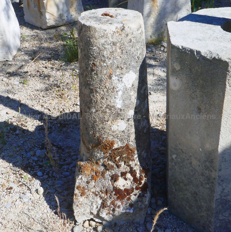 Borne ancienne en pierre patinée et usée par le temps : Atelier Alain BIDAL
