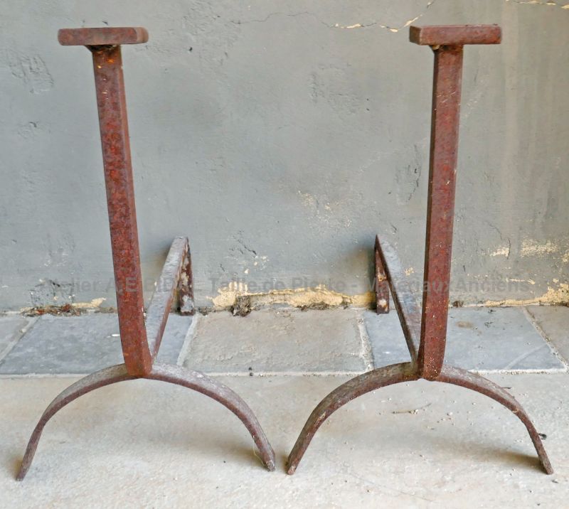 Paire d'anciens chenets pour cheminée en fer forgé par Atelier Alain BIDAL