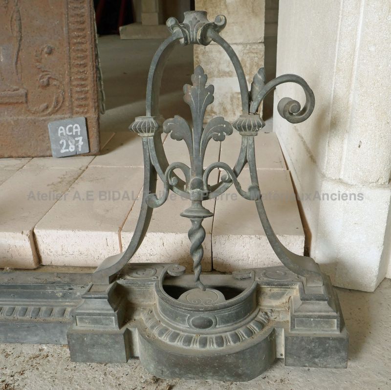 Accessoires pour cheminée anciens en fonte : barre de chenets