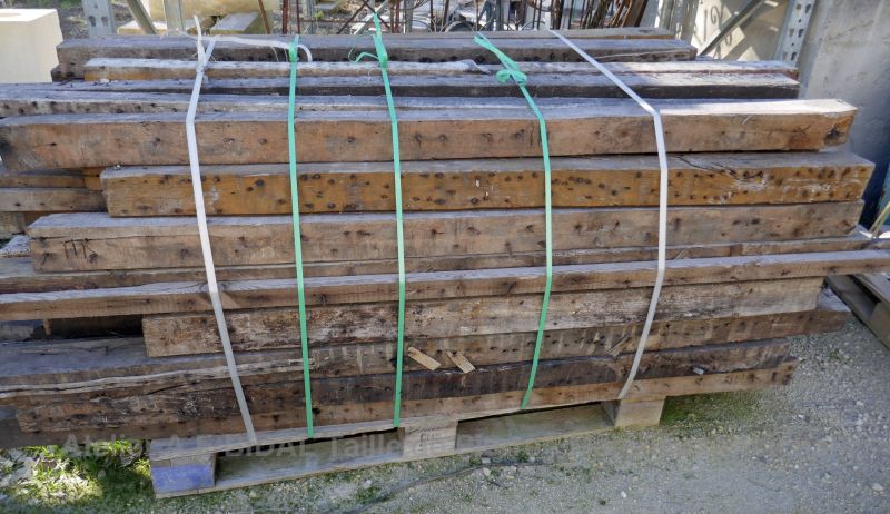 Poutres anciennes en bois en vente chez Les Matériaux Anciens en Provence Alain BIDAL