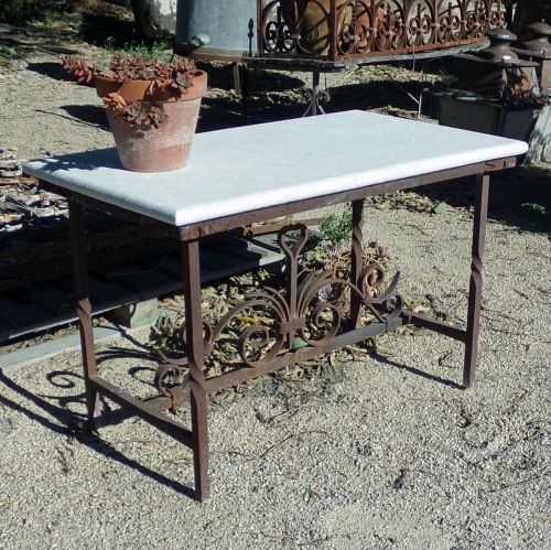 Mobilier vintage : table basse en pierre calcaire et fer forgé ancien - Atelier Alain BIDAL (Provence)