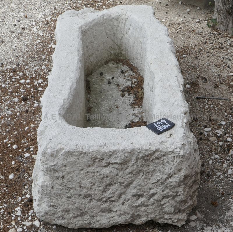 Auge en pierre pour jardinière rustique en vente en Provence chez Atelier Alain BIDAL