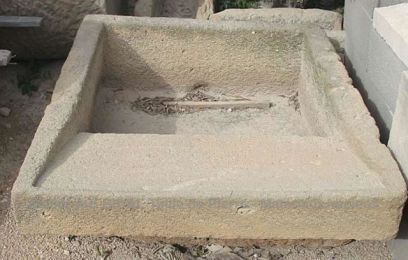 An old wash house with a very contemporain look - a small stone wash house for an outdoor use.