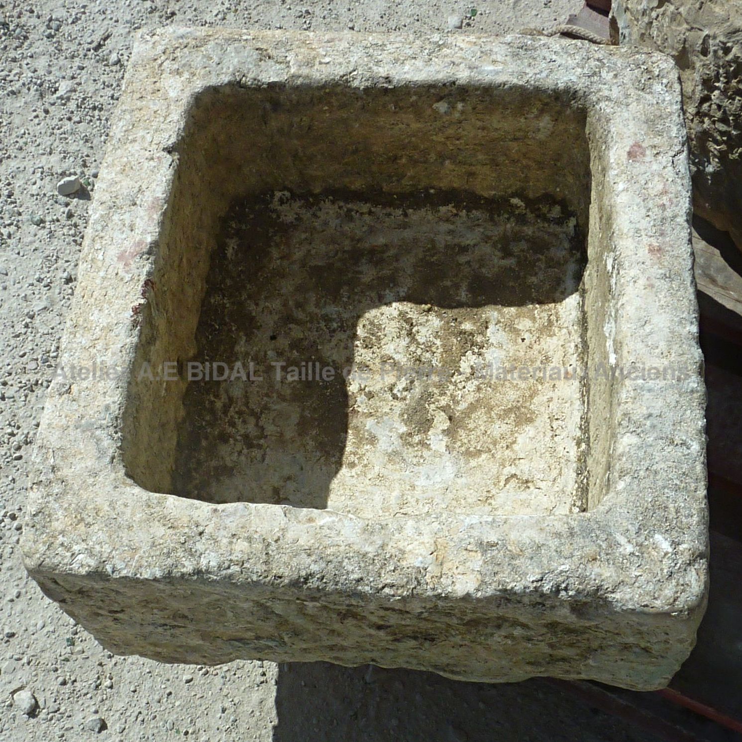 Petit bac carré en pierre ancienne pour déco de jardin ** VENDU