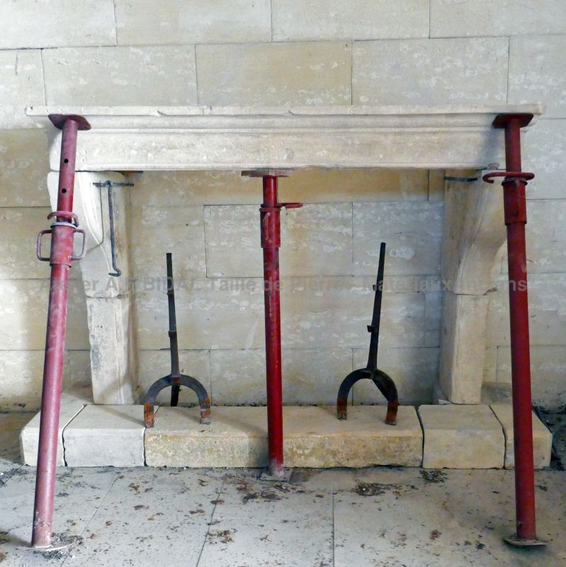 Ancienne cheminée paysanne en pierre : cheminée de style Louis XIV en vente chez l'Atelier Alain BIDAL