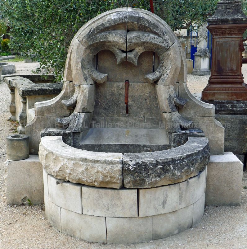 Fontaine de jardin en pierre ancienne | Fontaine murale en pierre pour aménagement extérieur au charme d'antan | Fontaine ancienne en vente chez Alain BIDAL.