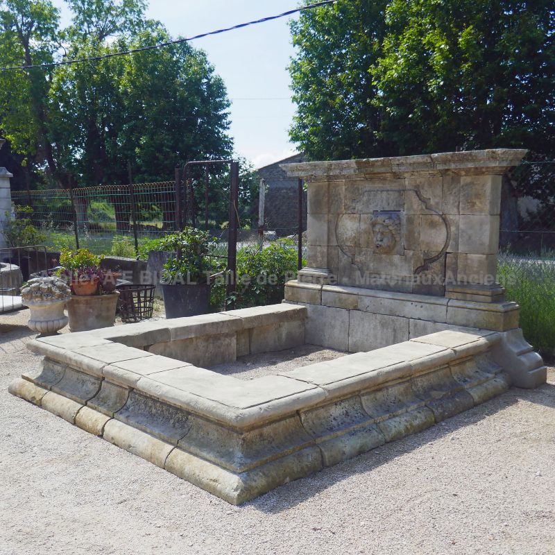 Fontaine de jardin ancienne avec bassin rectangulaire mouluré et fronton avec tête sculptée