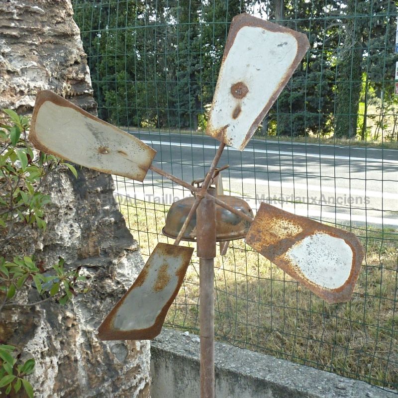 Insolite : ancienne girouette en métal sur socle en pierre ** VENDUE