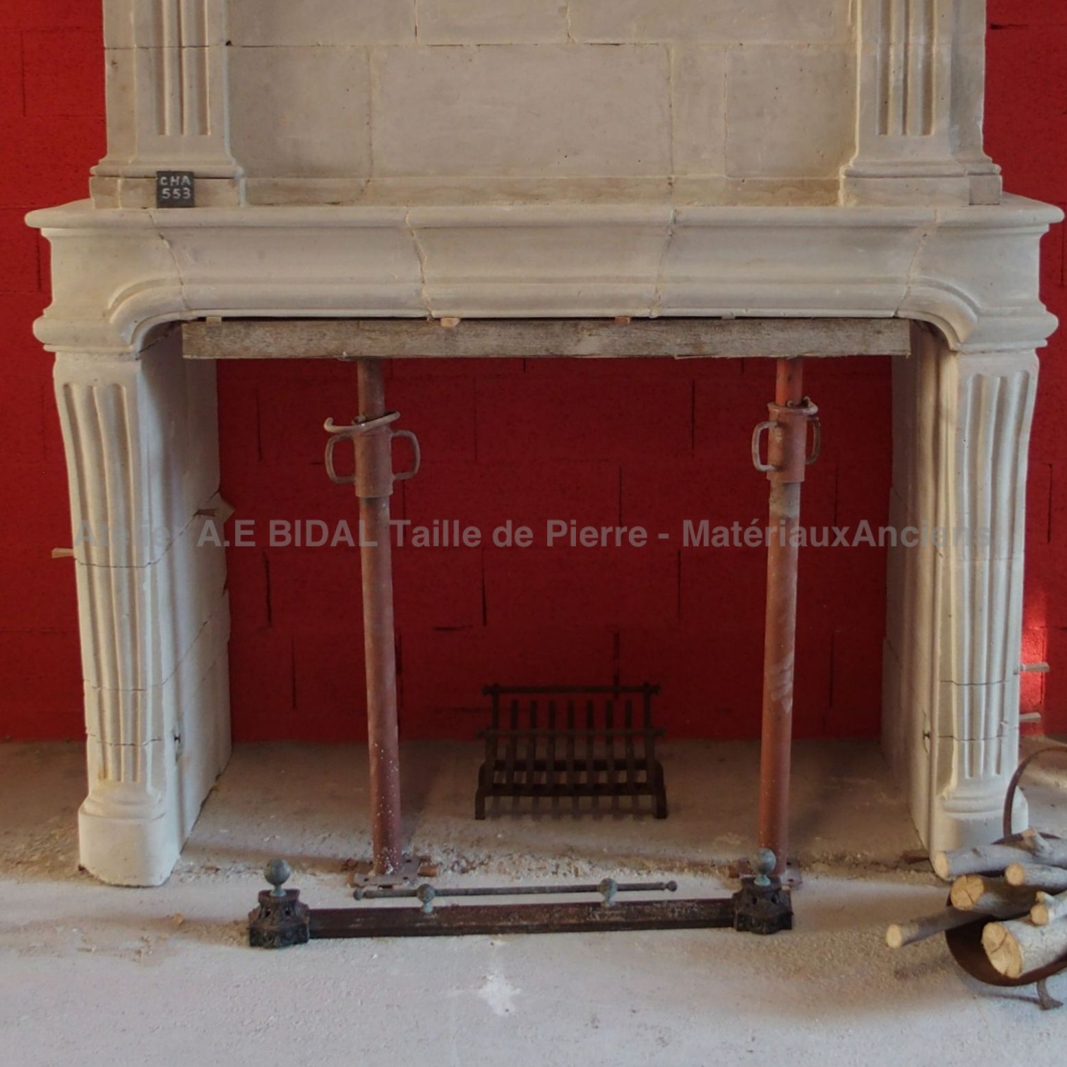 Cheminée ancienne - une cheminée à trumeau en pierre fine décorée.