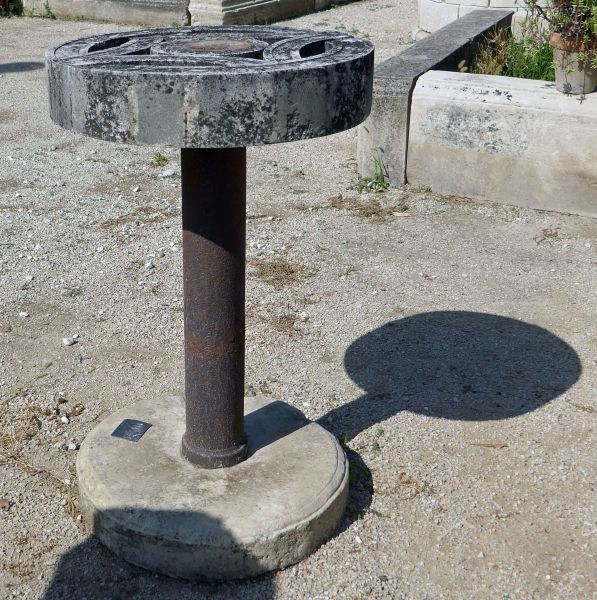 Belle table ancienne avec plateau joliment sculpté et ajouré.