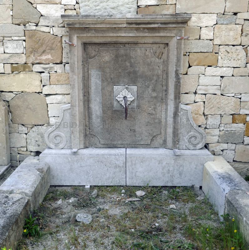 Fontaine murale en pierres anciennes pour un bel aménagement extérieur : Atelier Alain BIDAL, Provence