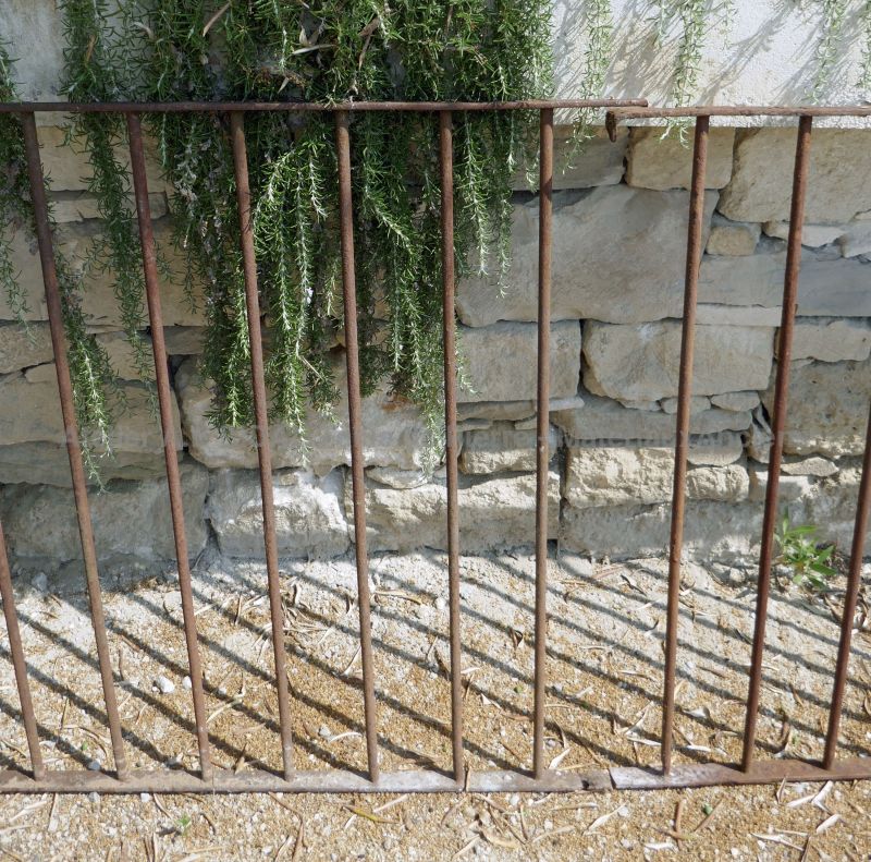 Ancienne rambarde en fer forgé en vente chez Alain BIDAL Matériaux Anciens en Provence.