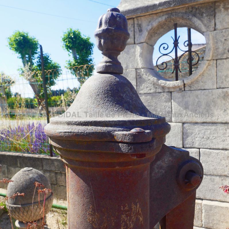 Pompe à bras ancienne en fonte : Bel élément antique pour décoration extérieure