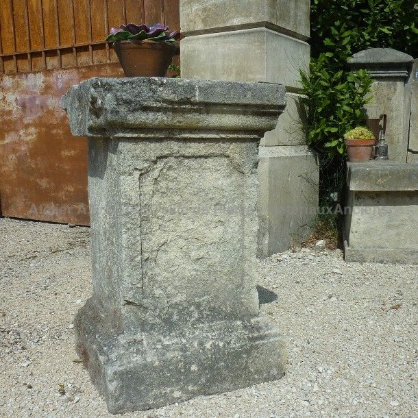 Piédestal ancien en pierre