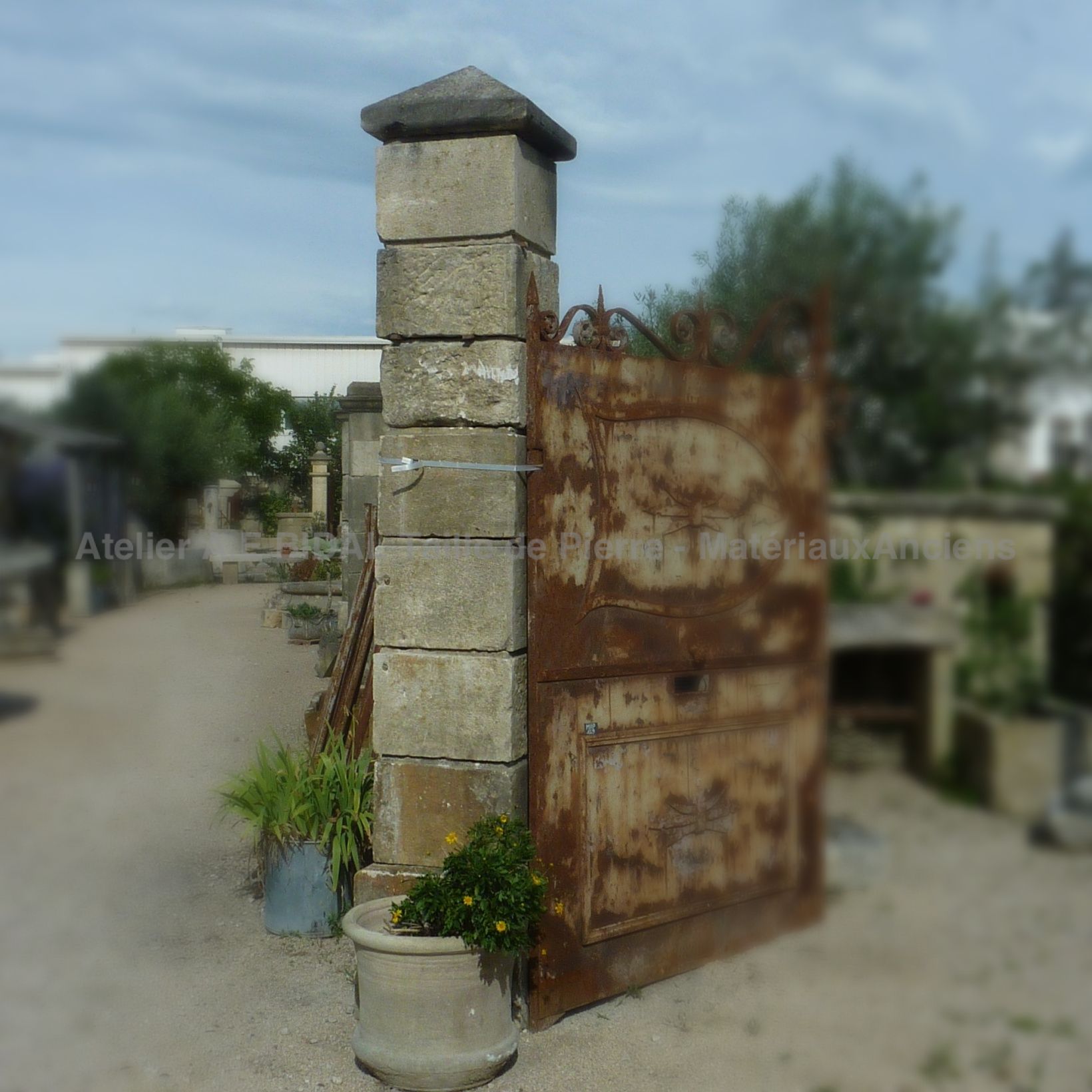 Pilier ancien d'une hauteur de 3 mètres de haut - pilier ancien en exposition actuellement.