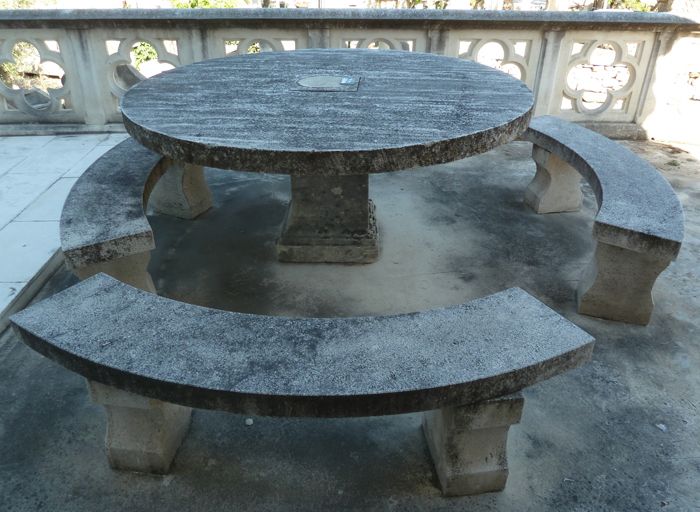 mobilier-de-jardin-ancien-table-ronde-avec-bancs-assortis-en-pierre