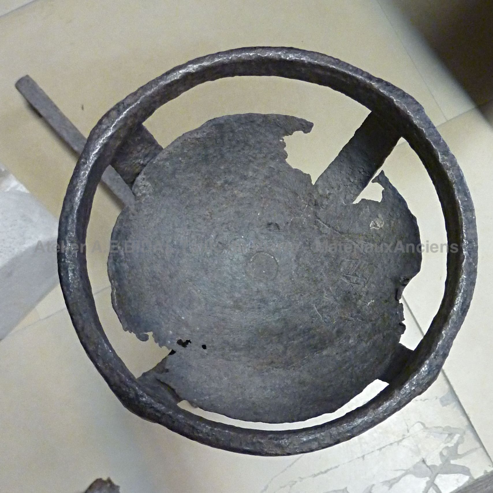 Photo prise de haut - landiers en fer forgé du 17ème siècle.