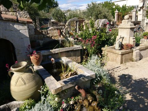 Fountains, water and Provence have always been closely linked : Alain Bidal knows it and shows it to you !