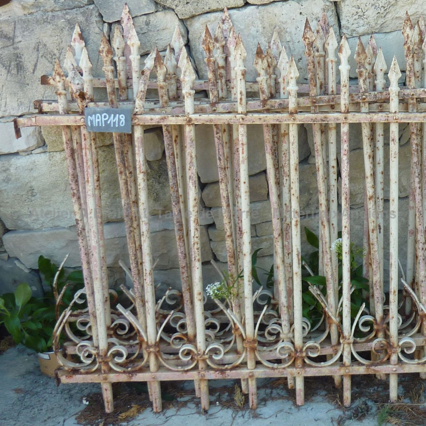 Grille ancienne en fer forgé: un lot de 5 grilles pour délimiter ou empêcher l'accès au potager, au jardin ou à la piscine.
