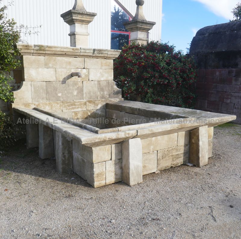Rustic Provençal-style washhouse in stone - Atelier Alain BIDAL (Provence)