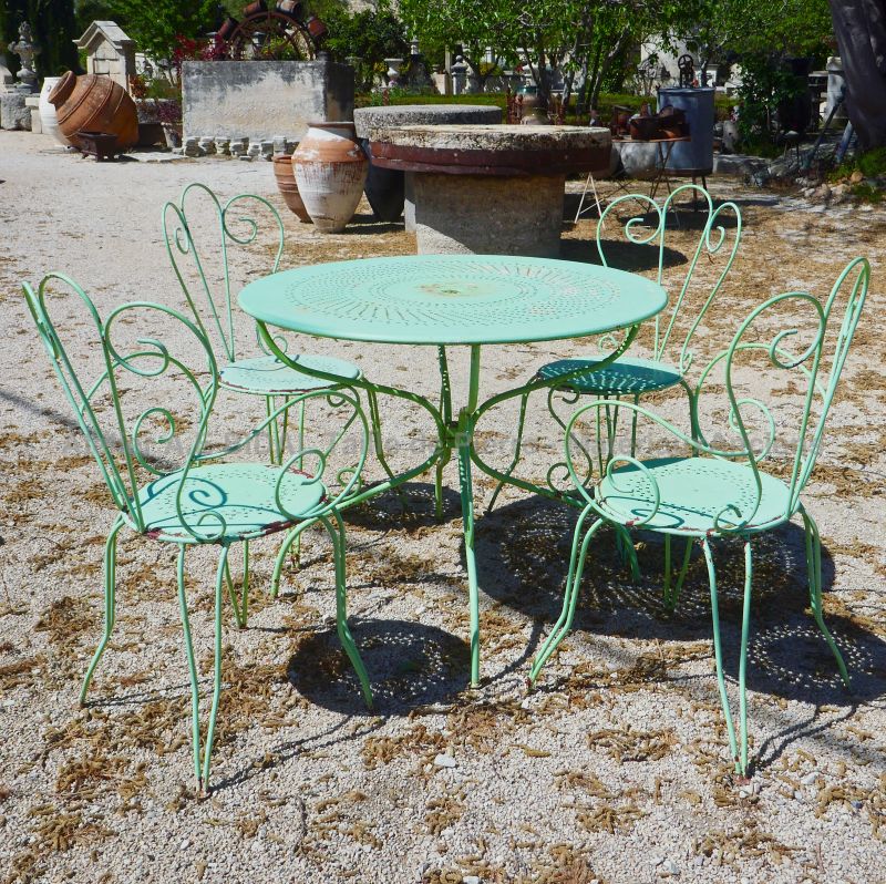 Mobilier de jardin ancien en fer forgé : Alain BIDAL Matériaux Anciens en Provence.