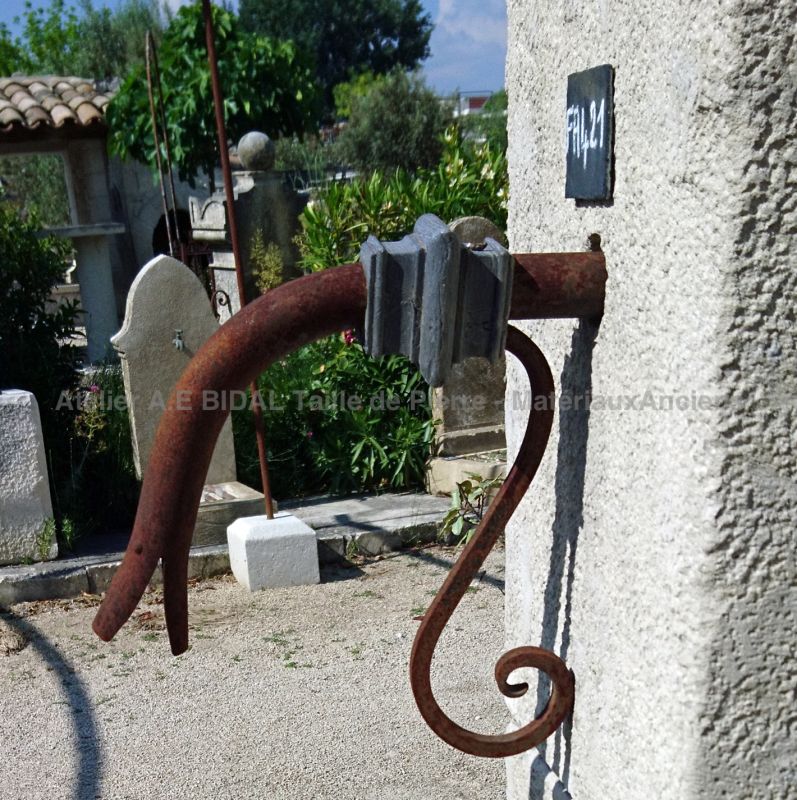 Detail of the water outlet "duckbill" wrought iron on our wall fountain in old stones - Atelier Alain BIDAL.