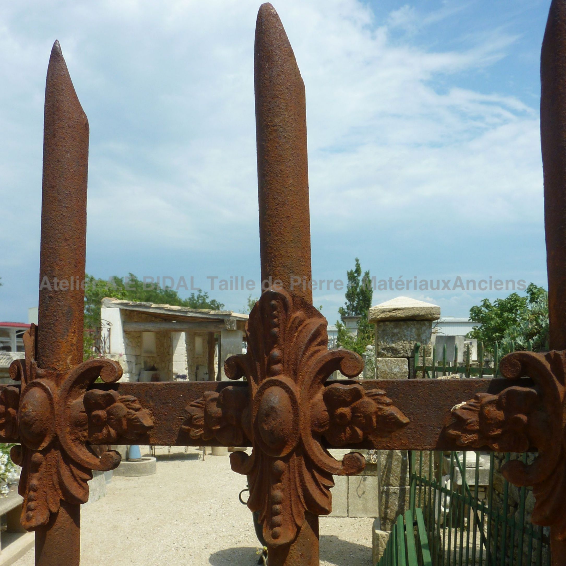 Portail ancien en fer forgé avec décoration fine en fer forgé.