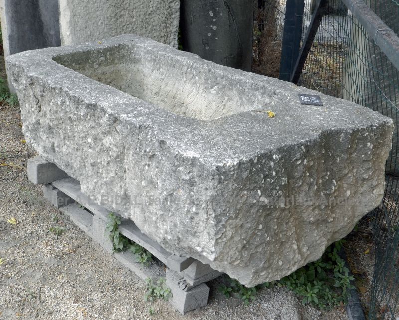 En pierre d'avy, un bac ancien en pierre naturelle | Bac rectangulaire pour jardinière en pierre.