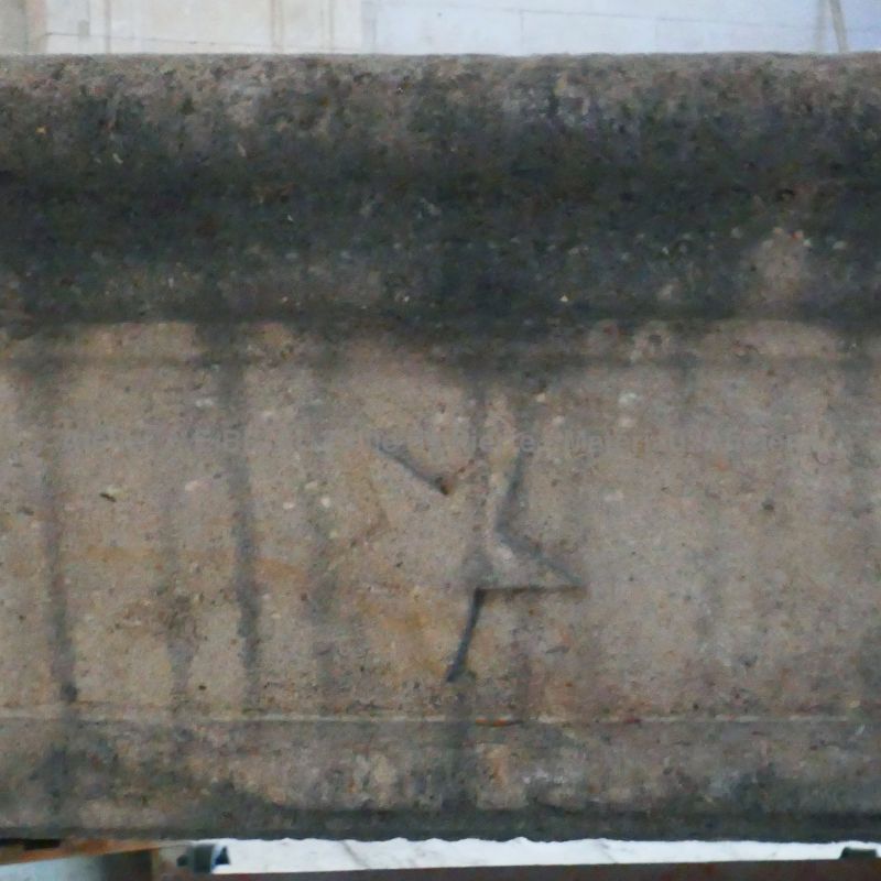 Cheminée rustique de campagne en pierre calcaire : Atelier Alain BIDAL (Provence)