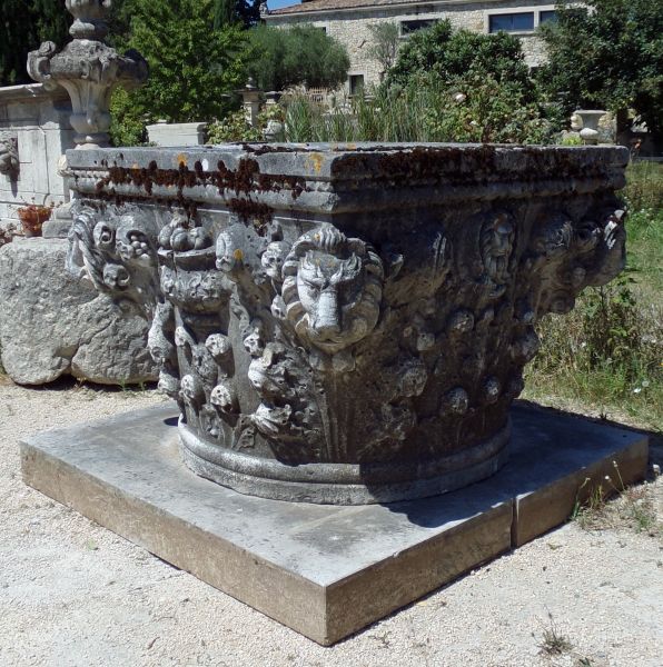 Gros puit anciens en pierre patinée : rare puits massif du XIXème siècle - Atelier Alain BIDAL, Provence