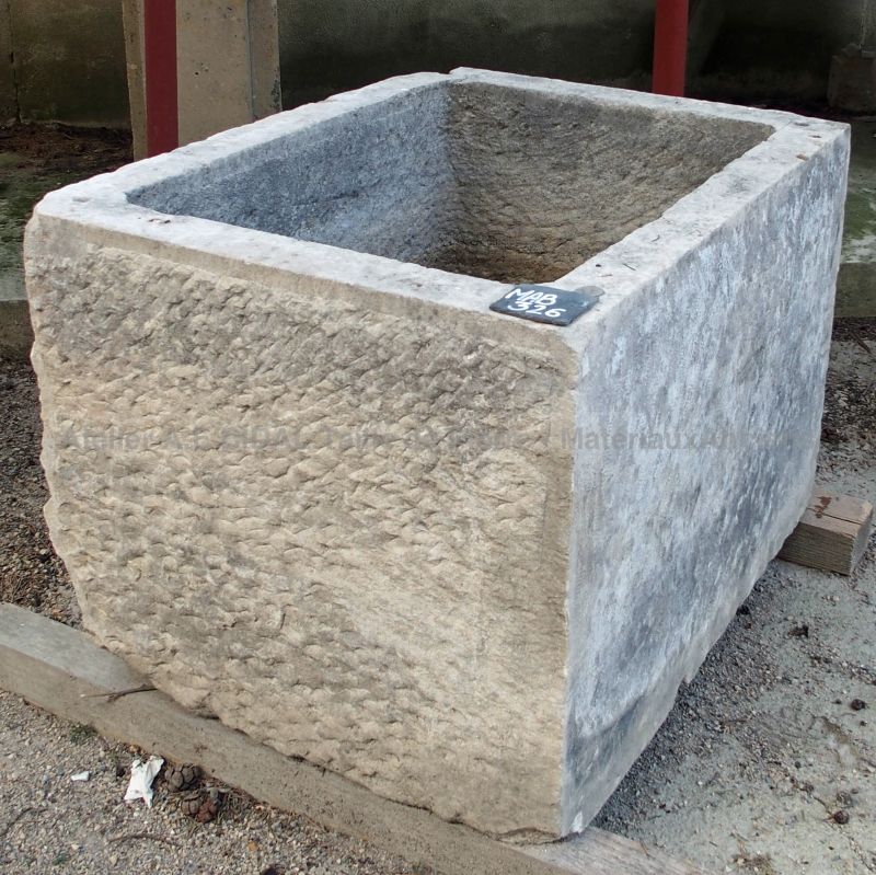 Bac ancien en pierre de style bac en pierre provençal.