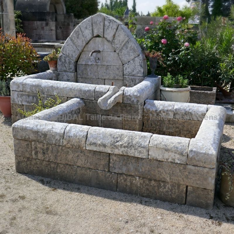 Embellissez votre jardin avec une véritable fontaine en pierre ancienne à découvrir en Provence chez l'Atelier Alain BIDAL.
