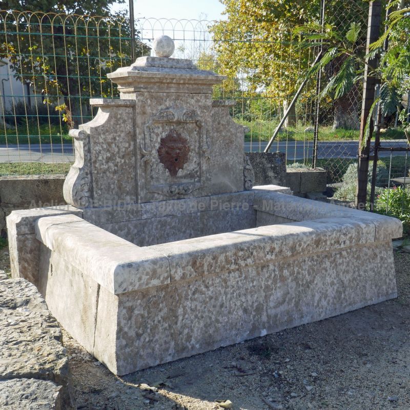 Large fontaine ancienne en pierre par le tailleur de pierre Alain BIDAL